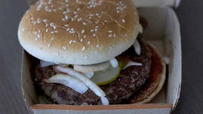 JOVEN ADOLESCENTE DESAROLLA INSUFIENCIA RENAL TRAS COMER HAMBURGESA DE MAcDONALD´S